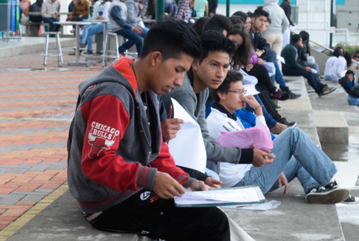Varios j&oacute;venes revisaban por &uacute;ltima vez los apuntes antes de ingresar a rendir el ENES, que es un examen para evaluar aptitudes, no conocimientos. Foto: &Aacute;lvaro P&eacute;rez/ El Tel&eacute;grafo