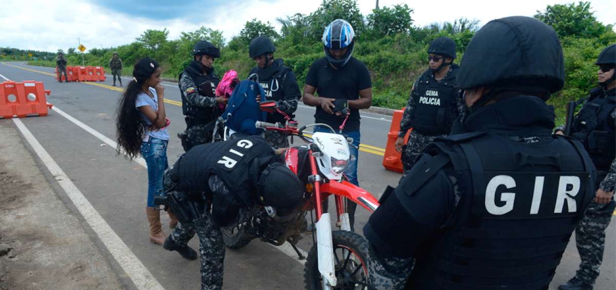 Elementos del Grupo de Intervenci&oacute;n y Rescate (GIR) de la Polic&iacute;a Nacional realiza constantes controles en las carreteras del norte de la provincia de Esmeraldas. Estas acciones no han variado, seg&uacute;n las autoridades.