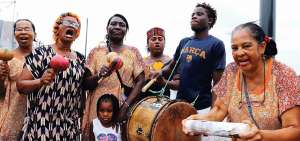 La comunidad afro del barrio Nigeria de la Isla Trinitaria realiza una presentaci&oacute;n de marimba. Otros instrumentos utilizados son el bombo y el guas&aacute;.