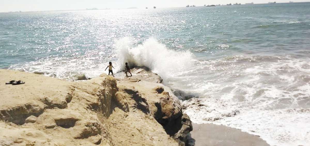 Ballenita es uno de los balnearios m&aacute;s antiguos de Santa Elena. Sus playas son amplias, tiene espacios rocosos y acantilados, donde golpea el mar.