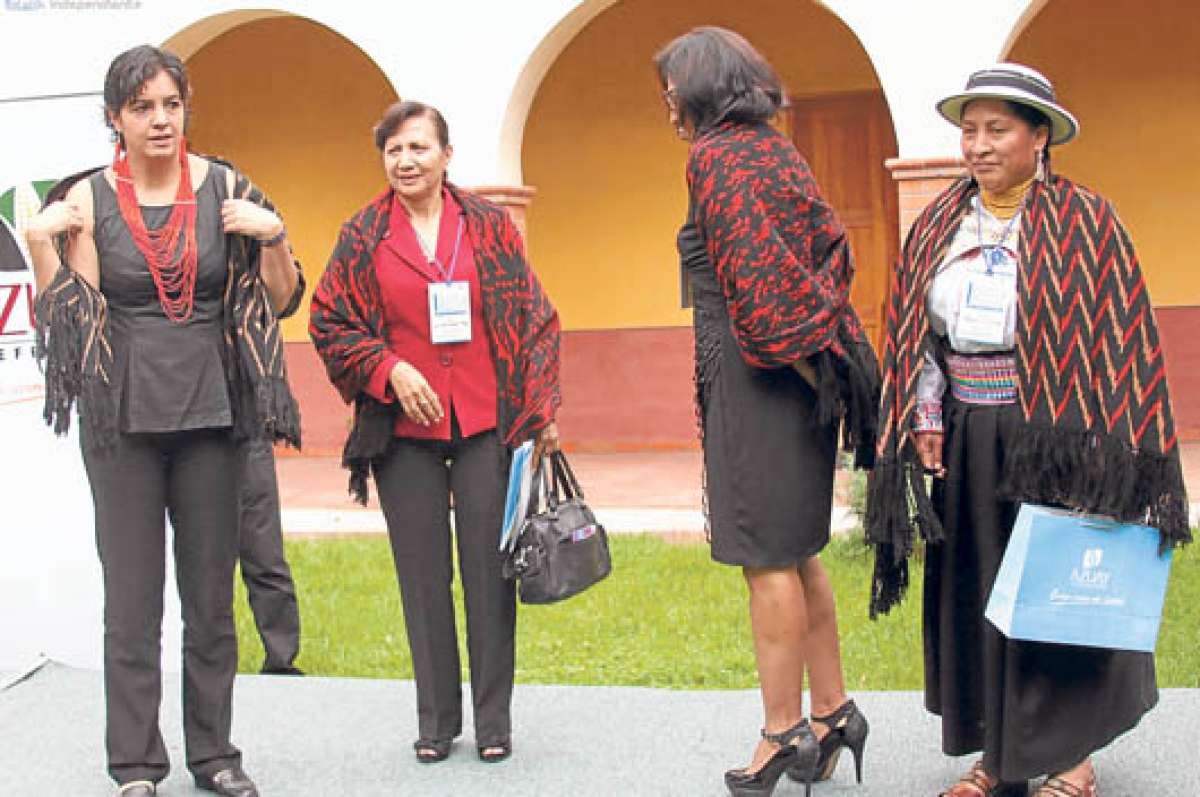 Las autoridades provinciales acordaron varios compromisos durante el encuentro en Cuenca. Foto: API