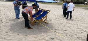 El alcalde Dany Mite corrobora que se respete el distanciamiento m&iacute;nimo de dos metros en los parasoles instalados al pie de la playa.