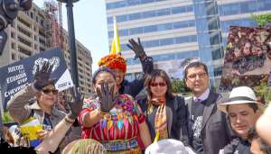 En Washington, hubo un foro sobre los perjuicios de Chevron, en el que particip&oacute; Rigoberta Mench&uacute; (centro). Foto: Cortes&iacute;a 