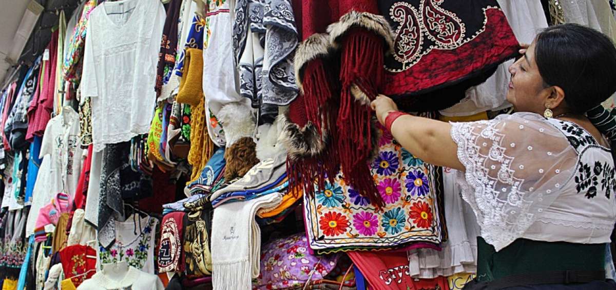 Martha Conejo arregla sus productos en el Mercado Artesanal de la calle Loja, de Guayaquil.