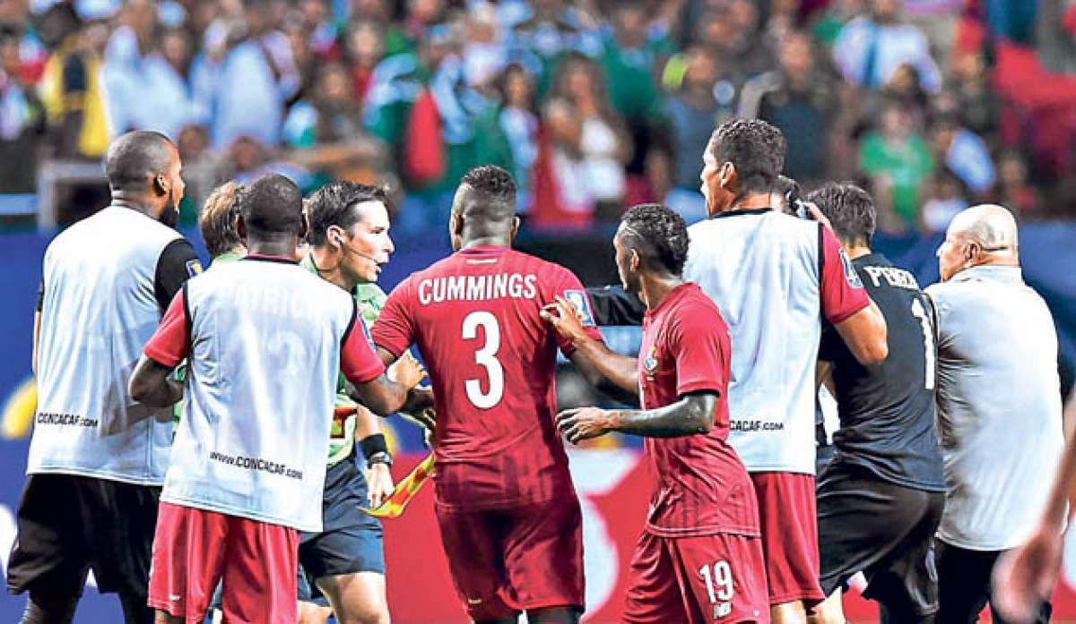 Concacaf analiza minuciosamente la reacci&oacute;n de los paname&ntilde;os, especialmente las presuntas agresiones a los &aacute;rbitros. Foto: AFP