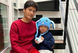 Liam Conejo junto a su padre.