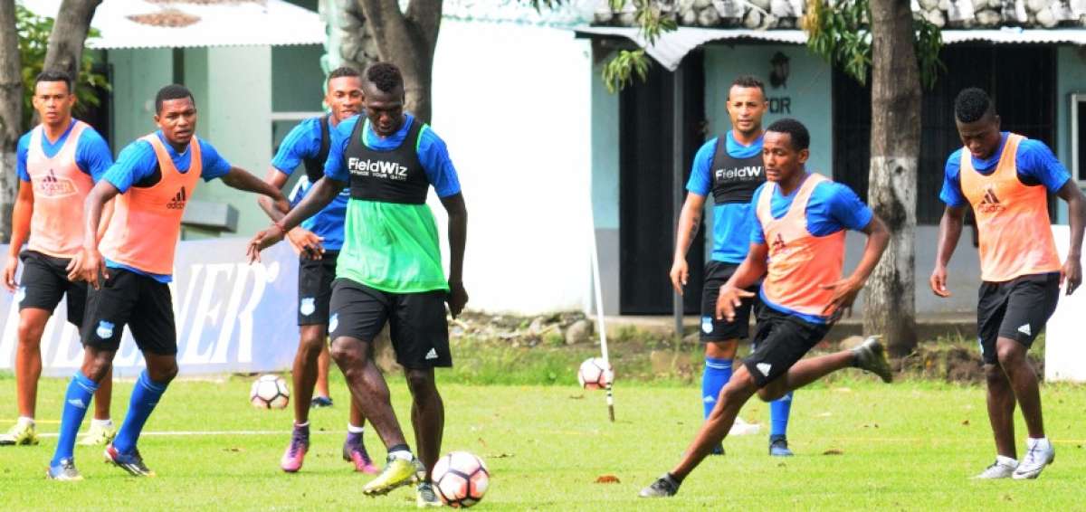 Osbaldo Lastra (con el bal&oacute;n) junto con sus compa&ntilde;eros en la &uacute;ltima pr&aacute;ctica de Emelec en Samanes. 