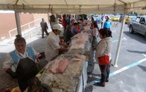 Alrededor de 250 comerciantes del mercado Central vendieron la ma&ntilde;ana de ayer sus productos afuera del lugar en protesta por la presencia de informales. &Aacute;lvaro P&eacute;rez / El Tel&eacute;grafo