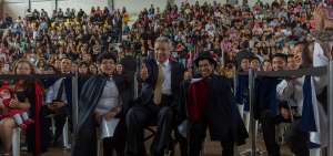 Baltazar Ushca, hielero, escribe su nombre para demostrar lo que aprendi&oacute; en la campa&ntilde;a de alfabetizaci&oacute;n.