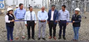El ministro de Energ&iacute;a y Recursos Naturales No Renovables, Carlos P&eacute;rez (centro), inaugur&oacute; la obra junto con el gerente de Celec, Robert Simpson.
