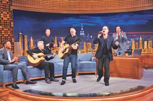 Un instante de la presentaci&oacute;n del grupo U2 esta semana, en el programa de Jimmy Fallon.