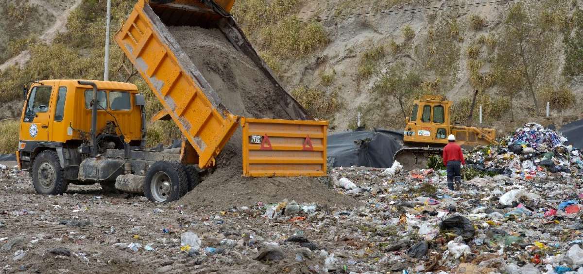 En el relleno sanitario de Ambato, ubicado al norte de la urbe, t&eacute;cnicos en conservaci&oacute;n ambiental aseguran haber extendido 3 a&ntilde;os de vida &uacute;til al botadero gracias al uso de compactadoras de basura.