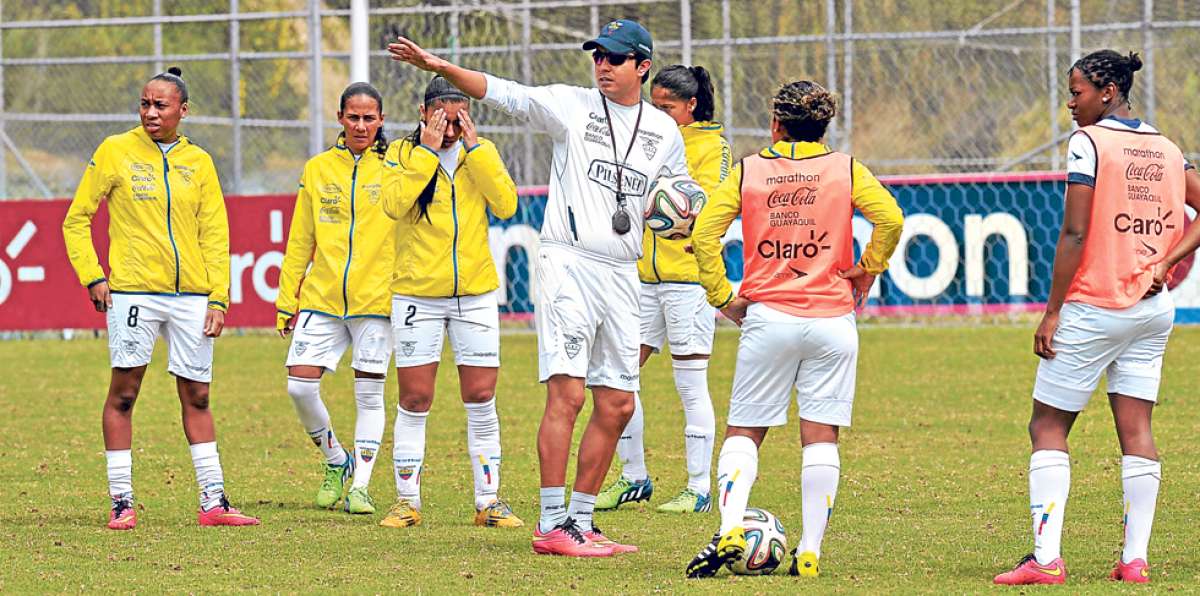 El preparador f&iacute;sico Eduardo Moscoso (centro) da indicaciones a las jugadores durante un entrenamiento. Foto: Santiago Aguirre / El Tel&eacute;grafo