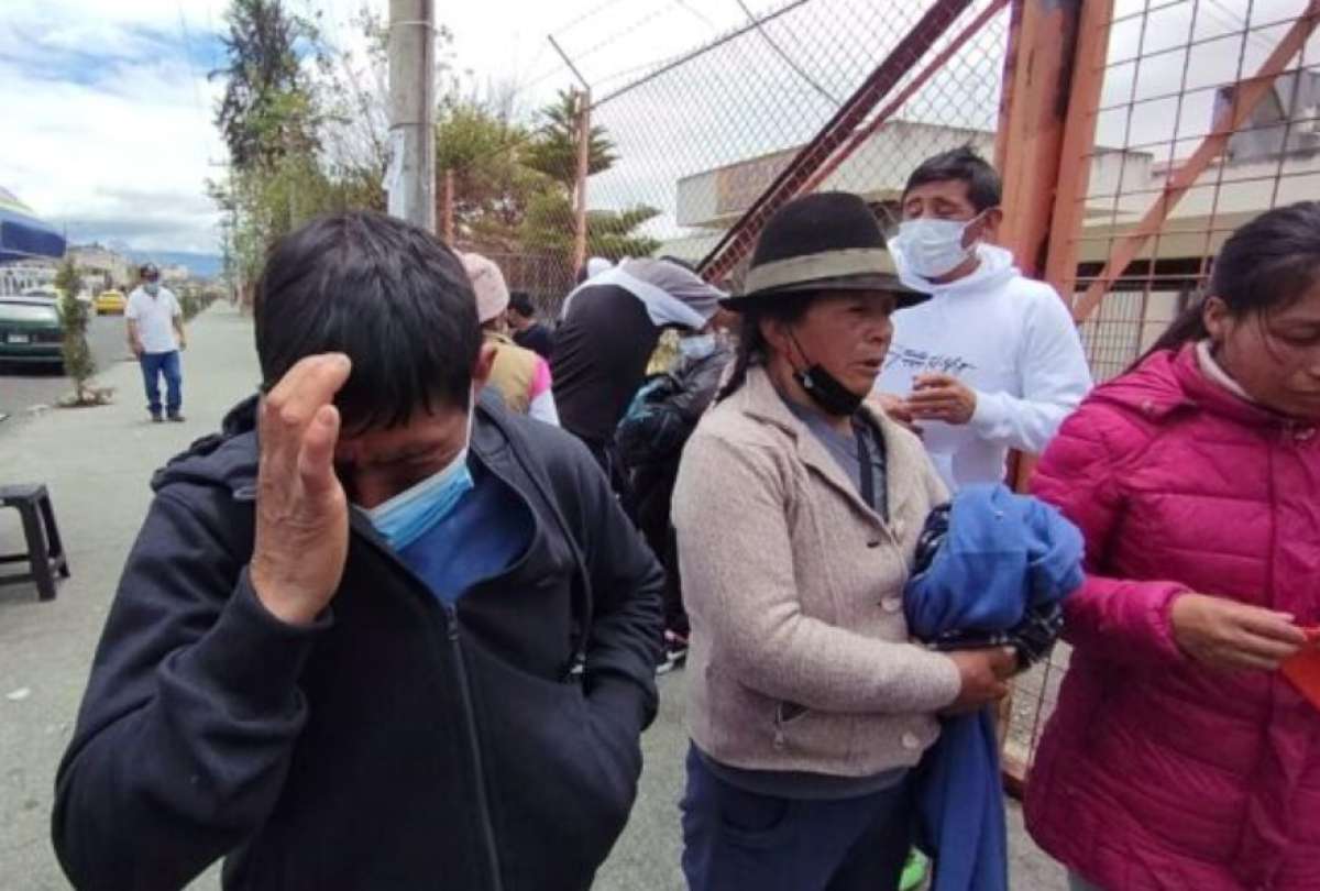 Familiares de Edgar Saigua esperaban que su hijo se recupere de las quemaduras provocadas por un supuesto curandero.