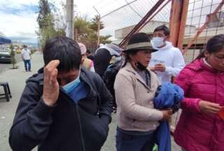 Familiares de Edgar Saigua esperaban que su hijo se recupere de las quemaduras provocadas por un supuesto curandero.