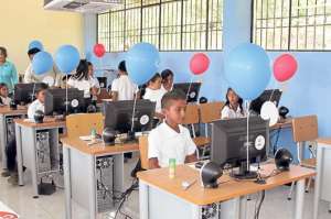 El proyecto de Infocentros ha equipado tecnol&oacute;gicamente a miles de unidades educativas en el pa&iacute;s, como la escuela Quisqu&iacute;s en Yantzaza. Foto: Flickr del Ministerio de Telecomunicaciones