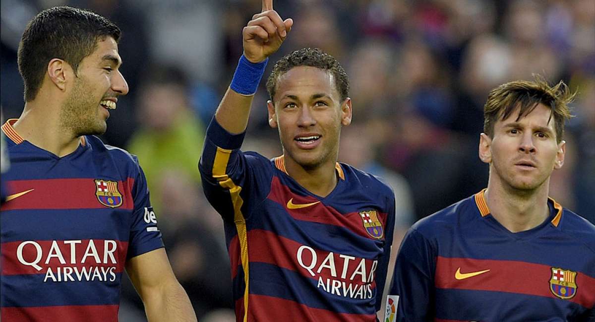 Luis Su&aacute;rez (i), Neymar (c) y Lionel Messi (d) celebran uno de los 4 tantos con los que Barcelona venci&oacute; ayer a la Real Sociedad. AFP