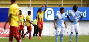 Formando un coraz&oacute;n con sus manos, el delantero Edson Monta&ntilde;o celebra el primer gol del partido; aquella conquista marc&oacute; el inicio del triunfo &ldquo;oriental&rdquo; frente a un deslucido Emelec, que careci&oacute; de variantes ofensivas.