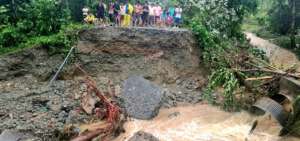 En Palenque, la inundaci&oacute;n afect&oacute; la v&iacute;a dejando incomunicadas a 50 familias. 