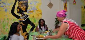 Los visitantes a la comunidad afro pueden aprender de la cocina ancestral elaborando platillos, como encocado de pescado o cangrejo. Tambi&eacute;n se dispone de ventas de artesan&iacute;as o vestimentas t&iacute;picas de la zona de Esmeraldas. 