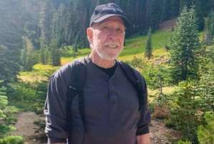 Chuck Norris, a sus 85 años, ascendió el Pico Lassen