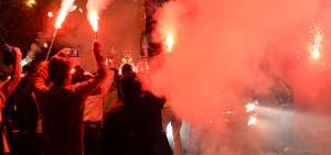 El bus que traslad&oacute; a los jugadores de Barcelona a Guaranda fue recibido con luces de bengalas y c&aacute;nticos de los hinchas.