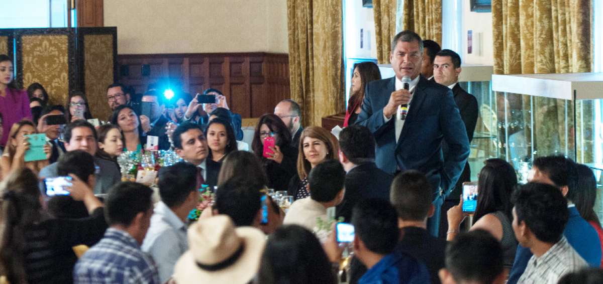 Beneficiarios de becas en el exterior se reunieron con el presidente Rafael Correa, en el Palacio de Gobierno.