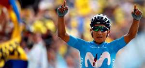 El ciclista colombiano Nairo Quintana -de los registros del Movistar Team- cruza la meta en solitario, en la etapa 18 del Tour de Francia 2019.