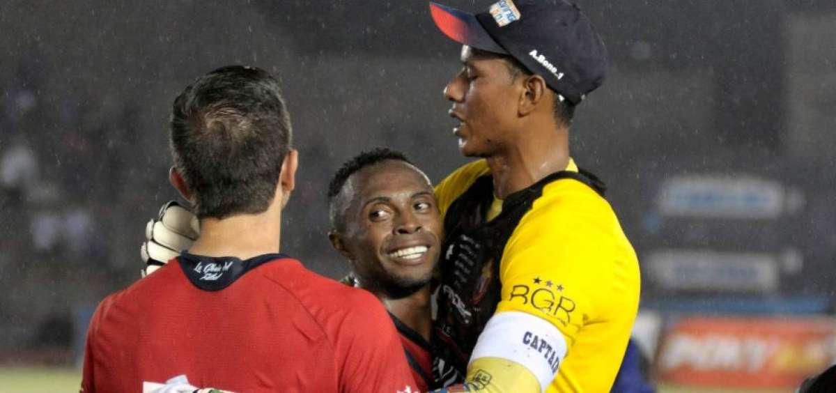 Adri&aacute;n Bone fue la figura de El Nacional. Impidi&oacute; que Emelec, el equipo m&aacute;s ofensivo del pa&iacute;s, convierta goles. As&iacute;, el &lsquo;Rojo&rsquo; gan&oacute; el duelo de tricampeones.