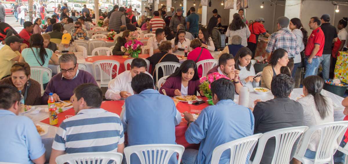 En la feria gastron&oacute;mica, que se desarrolla en los exteriores del Ministerio de Agricultura y Ganader&iacute;a, en el norte de la capital, se re&uacute;nen 10 comerciantes que ofrecen la tradicional fanesca y otros platos t&iacute;picos de todas las regiones del pa&iacute;s. En ese espacio se concentran 400 comensales al d&iacute;a.