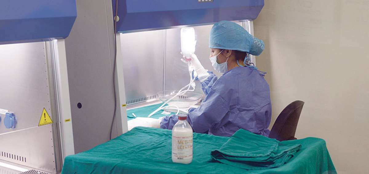 En la Central de Mezclas Intravenosas se prepara la alimentaci&oacute;n parenteral para pacientes en estado cr&iacute;tico.        
