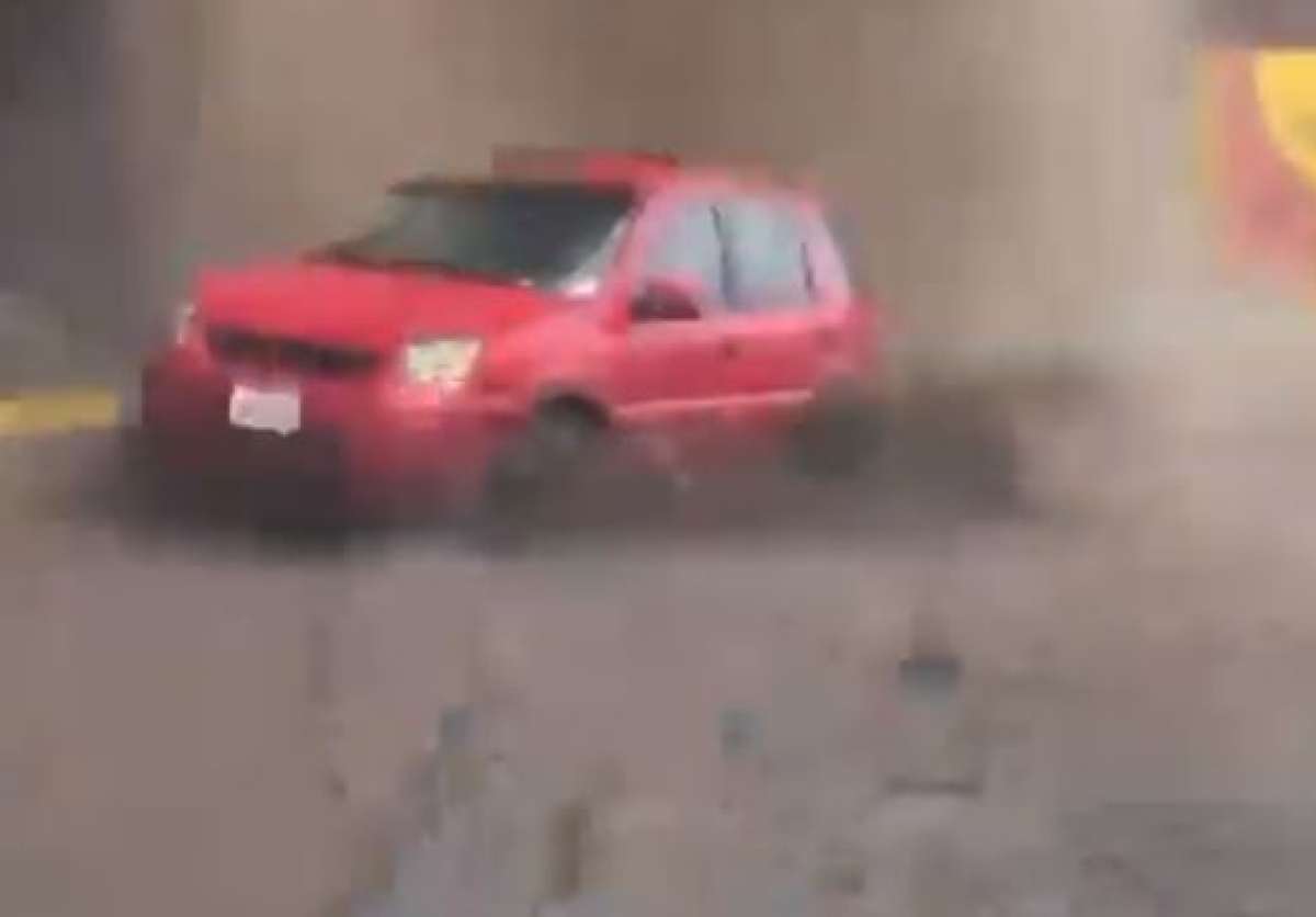 Un vehículo todoterreno quedó atrapado por el torrencial en las afueras de Ambato.