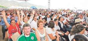 Alrededor de 4.000 personas llegaron al enlace sabatino del presidente Rafael Correa, realizado en el malec&oacute;n de Puerto L&oacute;pez, en Manab&iacute;. Foto: Cortes&iacute;a / Presidencia de la Rep&uacute;blica