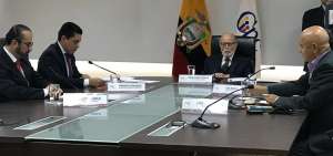El consejero Luis Hern&aacute;ndez y Julio C&eacute;sar Trujillo, titular del &oacute;rgano transitorio, felicitaron a la Comisi&oacute;n Calificadora.