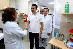 El presidente Daniel Noboa, en un recorrido por el Hospital Mariana de Jesús, el 22 de marzo de 2024. 