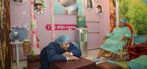 En la sala de parto hay colchonetas, pelotas de goma, barras de acero y una silla holandesa que permite elegir la posici&oacute;n en la que alumbrar&aacute; la mujer. 