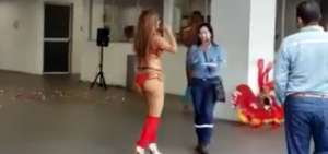Captura del video que circula en redes sociales. Una bailarina particip&oacute; en el homenaje. 