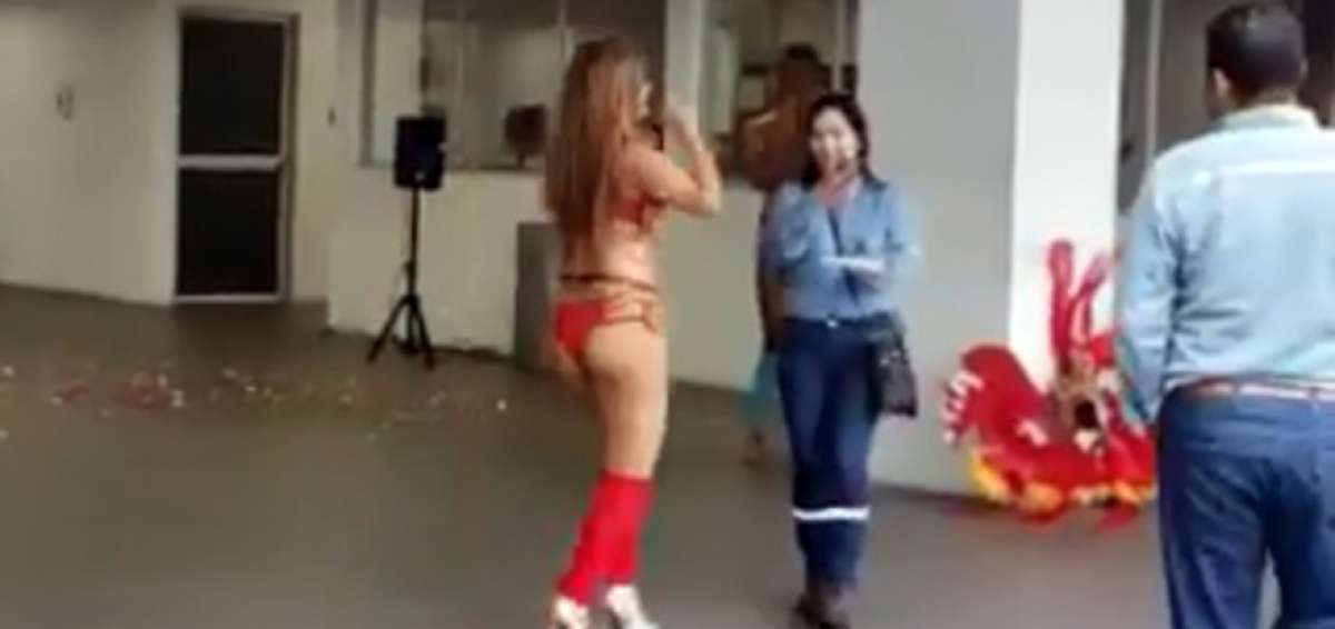 Captura del video que circula en redes sociales. Una bailarina particip&oacute; en el homenaje. 