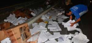 Cami&oacute;n que llevaba papeletas de votaci&oacute;n para reciclaje se volc&oacute; en la v&iacute;a a costa