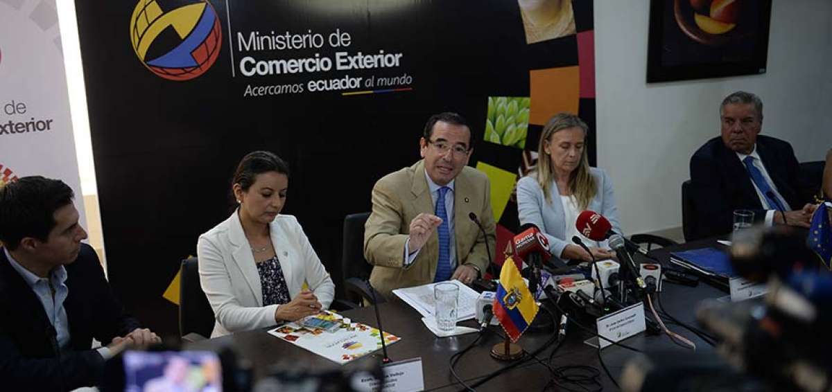 El ministro Juan Carlos Cassinelli (centro) espera que el acuerdo con UE entre en vigencia el 1 de enero de 2017.