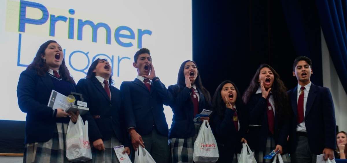 Estudiantes ganadores del primer lugar en el concurso intercolegial. 