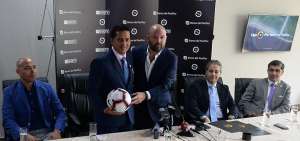 Luis Muentes (izq.), presidente de la Asociaci&oacute;n de &Aacute;rbitros de Ecuador, posa junto al titular de la Liga Profesional, Miguel &Aacute;ngel Loor.