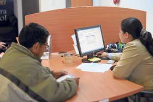 En las oficinas del Fondo deCesant&iacute;a del Magisterio Ecuatoriano (FCME) atienden a los maestros que van a depositar sus aportes mensuales. Foto: Carina Acosta / El Tel&eacute;grafo