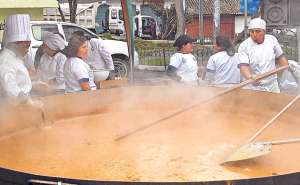 Los estudiantes de Cuissine empezaron la elaboraci&oacute;n del encebollado a las 03:00 y concluyeron a las 07:00 para los feligreses que iban a misa. Foto: Jos&eacute; Miguel Castillo/El Tel&eacute;grafo