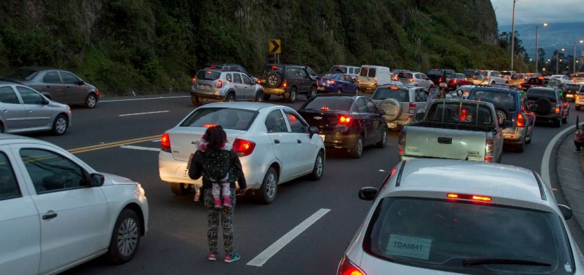 El sistema manual de pago del pontazgo en la Interoce&aacute;nica complica el problema del tr&aacute;fico en horas pico.