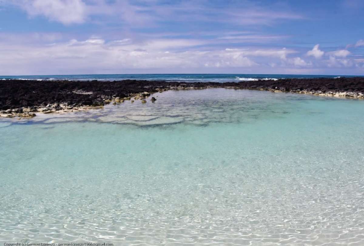 Tortuga Bay, ubicada en la isla Santa Cruz de Galápagos, pone el nombre de Ecuador en alto al ser designada como una de las más bellas playas del mundo.