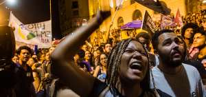 Cariocas protestan contra el gobierno brasile&ntilde;o tras el incendio del Museo Nacional. Hubo forcejeo con la polic&iacute;a. 