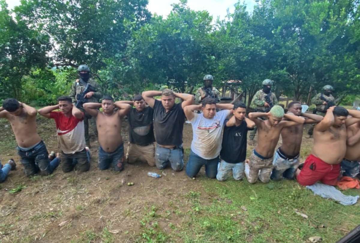 Las Fuerzas Armadas informaron que el operativo permiti&oacute; la captura de 15 presuntos integrantes de Las &Aacute;guilas y el decomiso de armas, veh&iacute;culos y otros indicios.