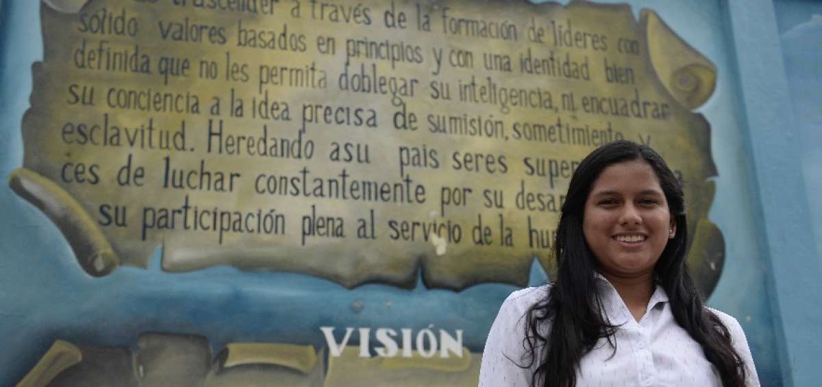 Gabriela Ashqui visit&oacute; el martes la Academia Naval Visi&oacute;n, en donde curs&oacute; los seis a&ntilde;os de secundaria. Ella fue la abanderada de la instituci&oacute;n el a&ntilde;o pasado.