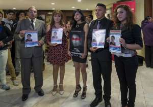 Familiares de David Romo, joven estudiante desaparecido en Quito, asistieron al estreno del documental Sin Rastro. Foto: Miguel Jim&eacute;nez.